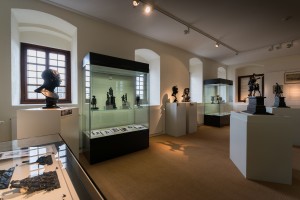 Blick in die Ausstellung »Aus Bombenglut geborgen. Schätze aus der Eisenkunstguss-Sammlung Ewald Barth – 60 Jahre nach ihrer Rettung restauriert und wiederhergestellt«