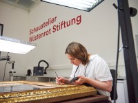 Die Restauratorin Ulrike Conradi bei Rahmen-Restaurierung eines Bildes des Burne-Jones Zyklus © Staatsgalerie Stuttgart