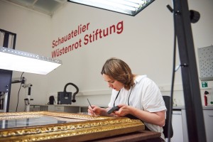 Die Restauratorin Ulrike Conradi bei Rahmen-Restaurierung eines Bildes des Burne-Jones Zyklus © Staatsgalerie Stuttgart