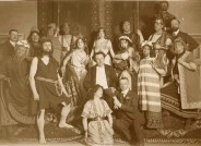 Ensemble und Mitwirkende der Salome-Inszenierung bei den Kölner Opernfestspielen 1906 mit Alice Guszalewicz in der Titelrolle (hintere Reihe, Mitte).
