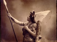 Rollenfotografie von Alice Guszalewicz als Brünnhilde in Wagners Oper Die Walküre, Köln um 1910. Fotostudio Blum&Höffert, Köln