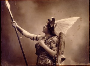 Rollenfotografie von Alice Guszalewicz als Brünnhilde in Wagners Oper Die Walküre, Köln um 1910. Fotostudio Blum&Höffert, Köln