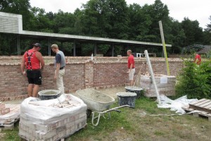 Aufbau des Mauerwerks auf dem Gelände des Moor- und Fehnmuseums Elisabethfehn